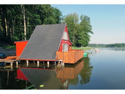 Tiefer Ziest Bootshaus mit Motorboot