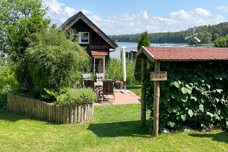 Bootshaus mit Motorboot Großer Pälitzsee