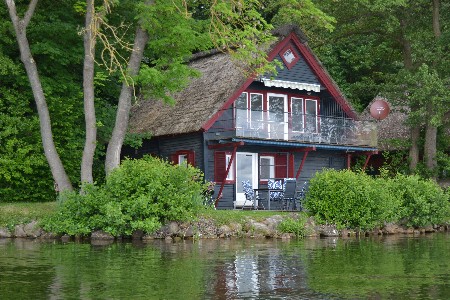 Ferienhaus Schweriner See mit Boot - Blaues Reetdachhaus