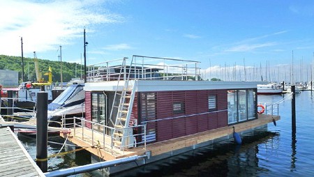 Hausboot an der Kieler Förde bei Laboe