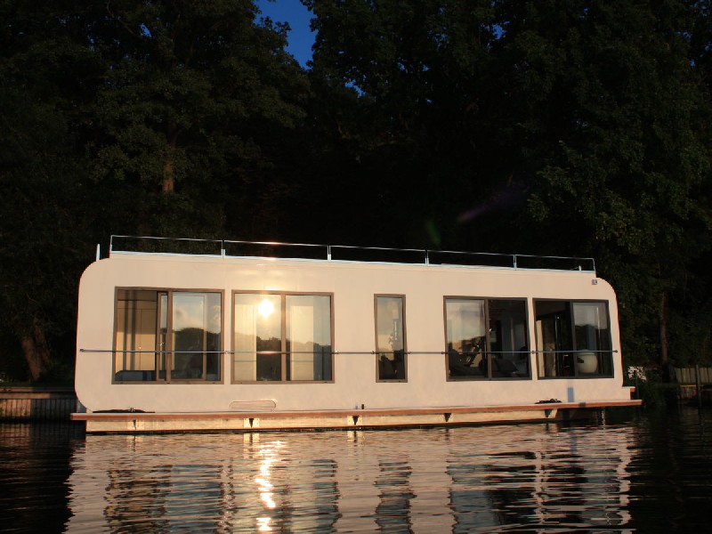 Exklusives Hausboot WHITE in Berlin mieten - Auszeit an der Havel mit großer Dachterasse & citynah