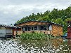 Bootshaus Mirow mit Motorboot und großer Terrasse