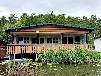 Bootshaus Mirow mit Motorboot und großer Terrasse