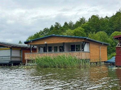 Bootshaus Mirow mit Motorboot und großer Terrasse