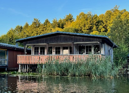 Bootshaus Mirow mit großer Terrasse und Boot