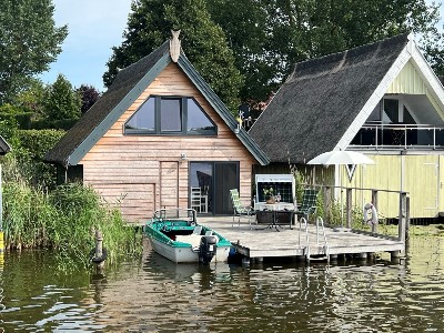 Bootshaus Mirow direkt am See mit Motorboot