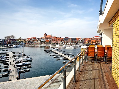 Ferienwohnung am Yachthafen Waren Müritz - Motorboot im Hafen (optional)