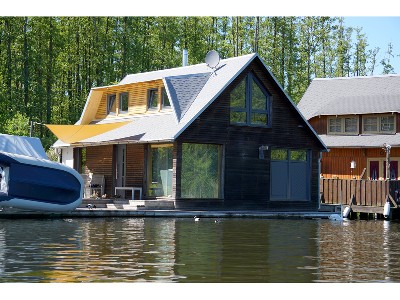 Das schöne Bootshaus in Mirow mit Ruderboot