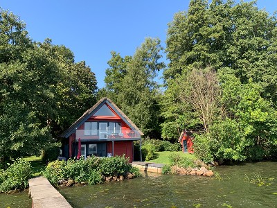 Ferienhaus Schweriner See mit Boot - Rotes Reetdachhaus
