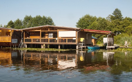 Bootshaus Mirow mit E-Motorboot - große Ferienwohnung