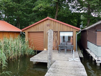 Bootshaus am Mirower See mit Motorboot