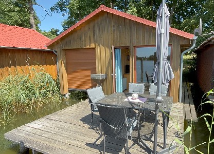 Bootshaus am Mirower See mit Motorboot