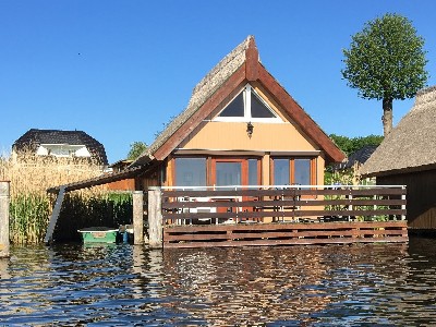 Reetgedecktes Bootshaus am Mirower See