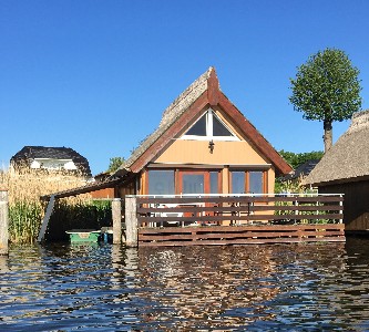Reetgedecktes Bootshaus am Mirower See