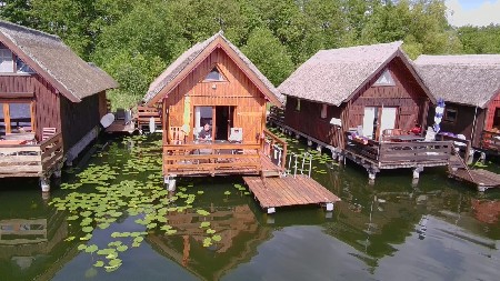 Bootshaus am Güstrower Inselsee mit Ruderboot