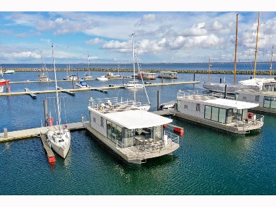 Hausboot festliegend Ostsee bei Boltenhagen