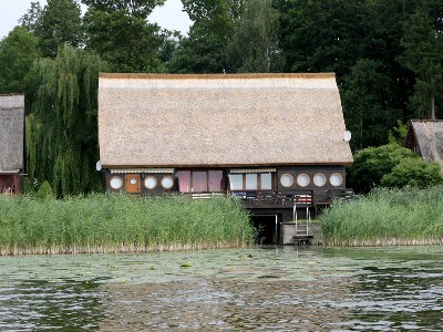 Bootshaus am Malchiner See mit Motorboot