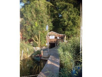 Bootshaus am Malchiner See mit Steg und Boot