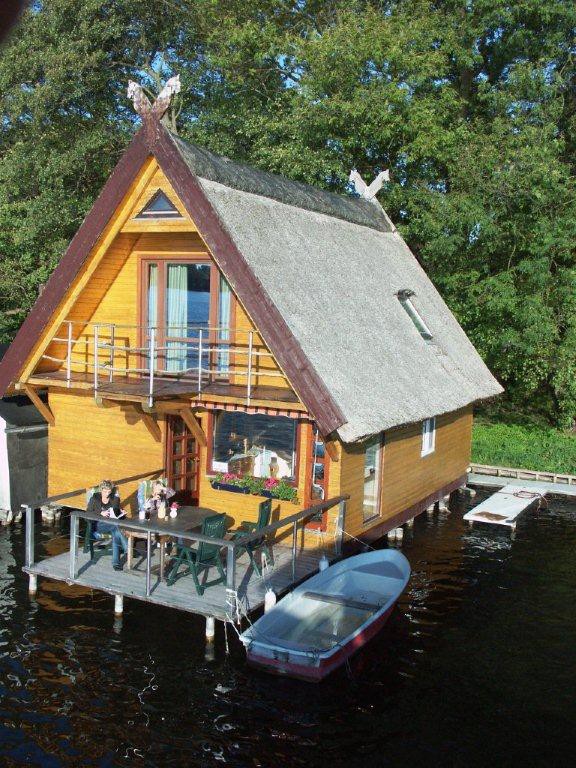 Bootshaus Mirow mit Boot - Bade- und Angelurlaub