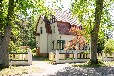 Landhaus-Villa am Fluss mit Steg und Boot