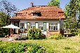 Landhaus-Villa am Fluss mit Steg und Boot