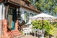 Landhaus-Villa am Fluss mit Steg und Boot