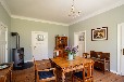 Landhaus-Villa am Fluss mit Steg und Boot