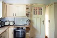 Landhaus-Villa am Fluss mit Steg und Boot
