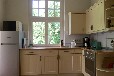 Landhaus-Villa am Fluss mit Steg und Boot