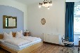 Landhaus-Villa am Fluss mit Steg und Boot