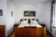 Landhaus-Villa am Fluss mit Steg und Boot