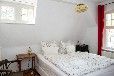 Landhaus-Villa am Fluss mit Steg und Boot