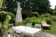 Landhaus-Villa am Fluss mit Steg und Boot