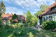 Landhaus-Villa am Fluss mit Steg und Boot