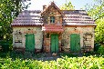 Landhaus-Villa am Fluss mit Steg und Boot