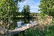 Landhaus-Villa am Fluss mit Steg und Boot