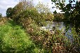 Landhaus-Villa am Fluss mit Steg und Boot