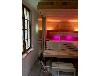 Landhaus-Villa am Fluss mit Steg und Boot