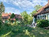 Landhaus-Villa am Fluss mit Steg und Boot