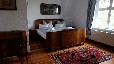 Landhaus-Villa am Fluss mit Steg und Boot