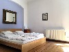Landhaus-Villa am Fluss mit Steg und Boot