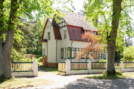 Landhaus-Villa am Fluss mit Steg und Boot
