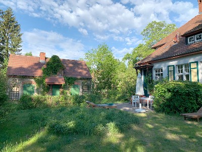 Landhaus-Villa am Fluss mit Steg und Boot