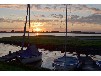 Großes Meer Ferienhaus mit Steg und Boot in Ostfriesland