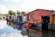 Bootshaus mit Motorboot an der Peene