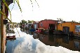 Bootshaus mit Motorboot an der Peene