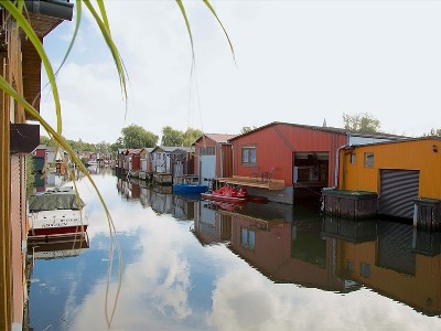 Bootshaus mit Motorboot an der Peene
