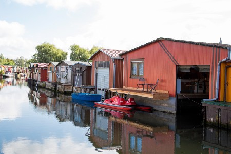 Bootshaus mit Motorboot an der Peene