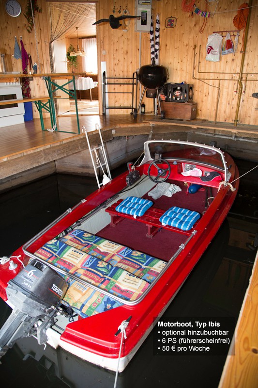 Bootshaus an der Peene mit Boot