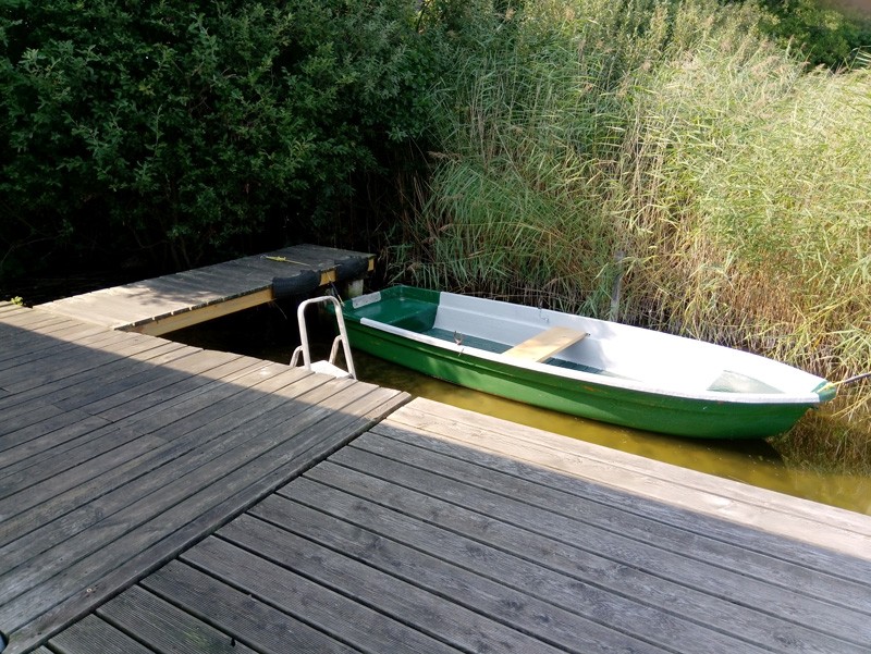 Bootshaus am Woblitzsee mit Steg und Boot